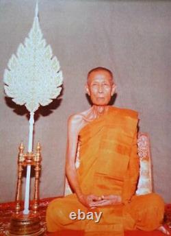 His eyes closed, LP TOH WAT PRADOOCHIMPEE Phra pidta thai amulet buddha 17